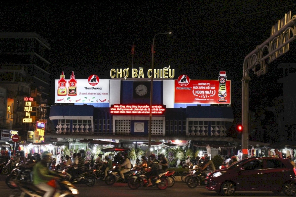 Chợ Bà Chiểu nhộn nhịp về đêm